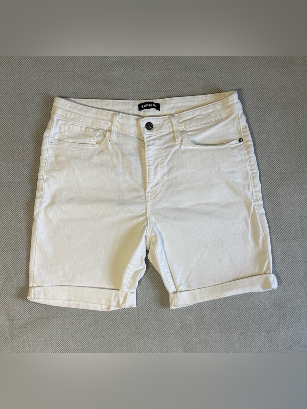 Express men’s White Cuffed Stretch Denim Bermuda Shorts size 32
